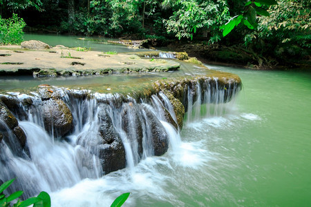 爱侣湾景观放松泰国森林中的小型瀑布规模的泰国森林图片