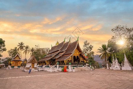 景观日落时老挝LuangPrabang的WatChangTong世界遗产地黎明寺庙图片