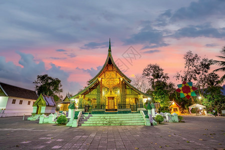 著名的寺庙日落时老挝LuangPrabang的WatChangTong世界遗产地标图片