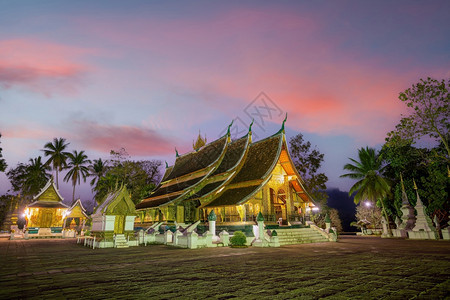 黎明日落时老挝LuangPrabang的WatChangTong世界遗产地著名的亚洲图片