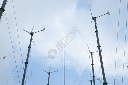 风力涡轮机用发电安装在海边资源云可再生图片