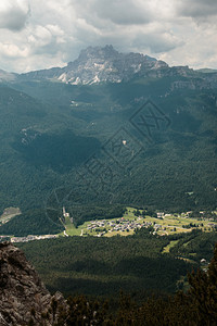 从意大利多洛米特阿尔卑斯山脉和绿草地的典型村落山宁静春天树图片