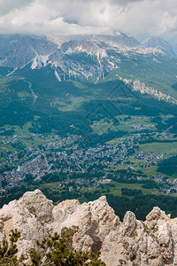 自然旅游从意大利多洛米特阿尔卑斯山脉和绿草地的典型村落山全景图片