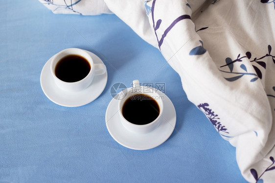 房间舒适床上有两杯白咖啡床上有两杯白咖啡屋图片