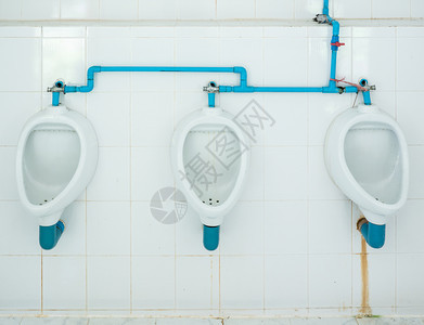 空的水泰国寺庙公共厕所有污点的肮脏小便池排行洗手间图片