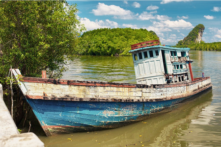 旅游泰国克拉比的旧木制泰海船卡纳布云图片