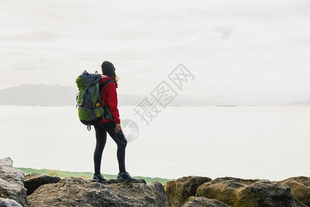 旅游最佳女人与背影享受着海岸的清晨风景自由图片