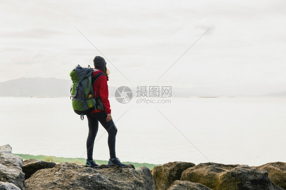 旅游最佳女人与背影享受着海岸的清晨风景自由图片