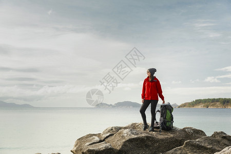 背包,自然地平线女人与背影享受着海岸的清晨风景自由背景