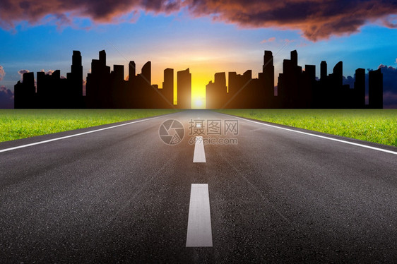 土地日落时长的直行道路和城市风景场太阳图片