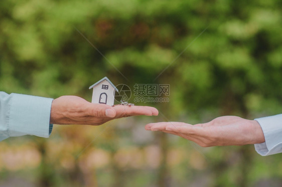 手持钥匙和房屋商业卖主融资租赁住宅卖方投资图片