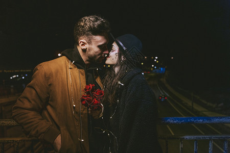 恋人拥抱几对年轻夫妇在黑街接吻男生图片