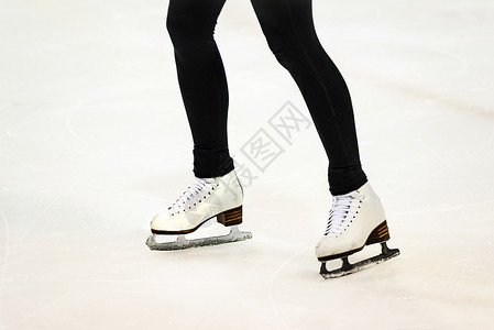 数字冒险溜冰女孩在上滑的腿特写图片