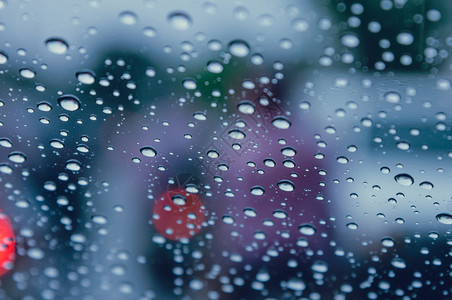 窗户城市的季节抽象背景模糊的玻璃底雨滴图片