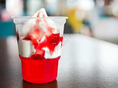 天冰淇淋加草莓酱和红果冻冷若冰霜饮食图片