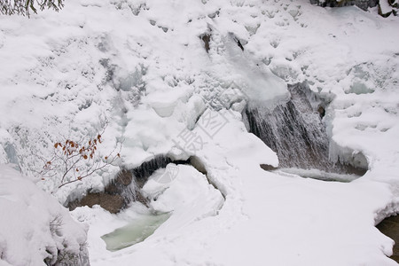 雪后的河流图片