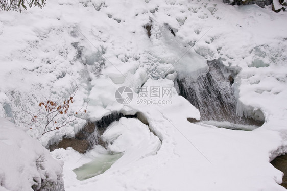 雪后的河流图片