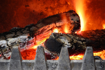 在冬天燃烧的火炉图片