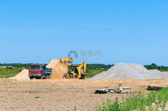 在施工现场作的挖掘机和卡车施工设备和一堆在施工现场作的挖掘机和卡车活动在职的污垢图片