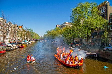 建成2019年4月7日荷兰公民在阿姆斯特丹的运河上庆祝国日在荷兰阿姆斯特丹开河运输娱乐图片