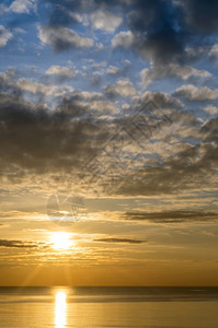 云季节海浪中的阳光反射海面上的日落夕阳光线中的天空海上日落浪中阳光反射夕线中的天空日出图片