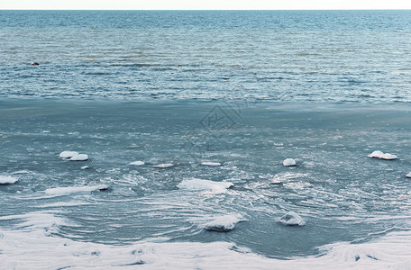 极碎冰漂浮在水中泥海冬天不会结冰泥在海中碎漂浮在水中海冬天不会结冰霜自然背景图片