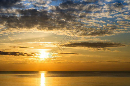 海浪中的阳光反射海面上的日落夕阳光线中的天空海上日落夕阳光线中的天空云美丽自然图片