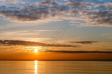 海浪中的阳光反射海面上的日落夕阳光线中的天空海上日落夕阳光线中的天空风景优美自然丽图片