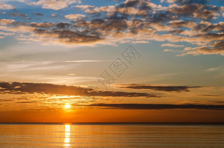 海浪中的阳光反射海面上的日落夕阳光线中的天空海上日落夕阳光线中的天空俄罗斯景观蓝色的图片