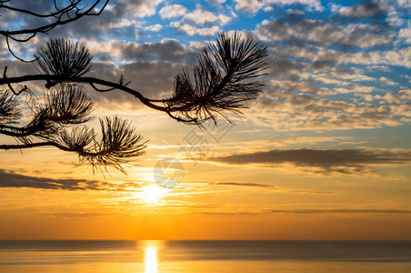 地平线海浪中的阳光反射海面上的日落夕阳光线中的天空海上日落浪中阳光反射夕线中的天空黎明暮图片