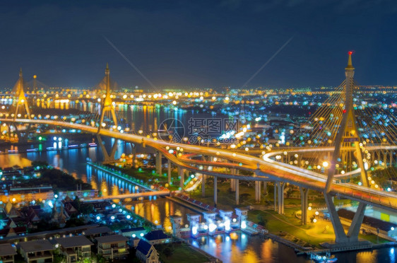 已知建造过山车Bhumibol大桥也称为黄昏时的工业环桥光线模糊Bhumibol大桥光线模糊图片