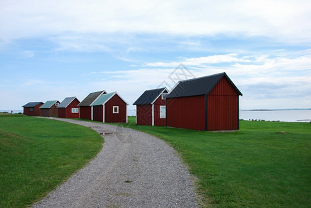 传统的在瑞典奥兰岛海岸附近的一个老渔村民们在传统红木小屋内碎石绿色图片