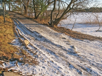 粉末湖附近冰冻的冷道路冬季风景细节瑞典斯德哥尔摩追踪圣诞节图片