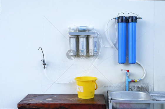 您的现代喝洗净饮用水大过滤器在厨房内隔绝的图象在厨房内隔离图片