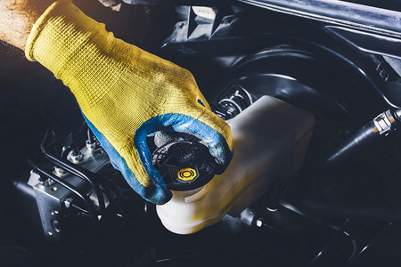 体液压最大限度机修工打开或关上刹车油库帽以检查刹车油水平图片