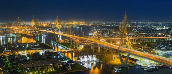 Bhumibol大桥也称为工业环位于黄昏大巨的日落城市景观图片
