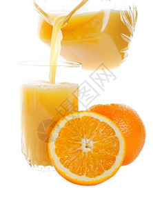 品尝甜新鲜的橙汁被倒入玻璃工作室白底绝缘茶点一种图片