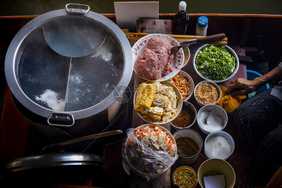 最佳漂浮市场泰国海面在浮动船上做成的油面食品街道汤图片