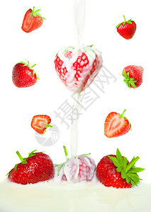 产品溅起许多美丽的草莓倒在牛奶中广告图片