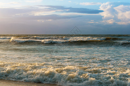 粗糙的信标日落时风雨如磐大海日落时浪和风日落时的海浪和风日落时的雨如磐大海景优美图片