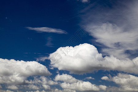 蓝色天空白有大面积的白云不是有的蓝天雨正面臭氧高的图片