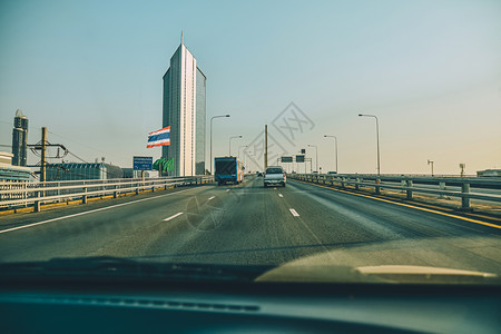 车轮交通在每天旅行的道路上驾驶公和小客车座上乘坐背部图片