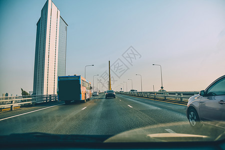 在每天旅行的道路上驾驶公和小客车座上乘坐白色的日落现代图片