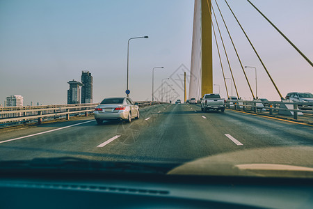 交通曲线在每天旅行的道路上驾驶公和小客车座上乘坐发动机图片