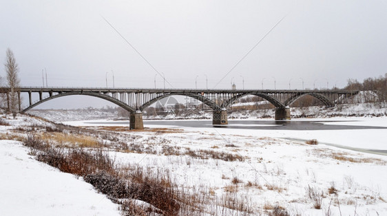 地区冬天在俄罗斯古城塔里察冰冻的伏尔加河上架桥的冬季枯燥风景省图片