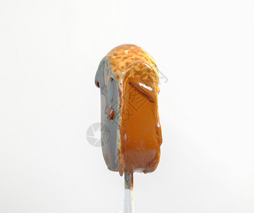 可口香草棒冰夏季天气炎热时融化的巧克力冰淇淋图片