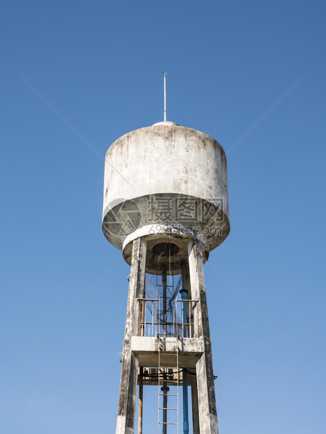 水库混凝土塔有金属梯子在清蓝天空中喝上市图片