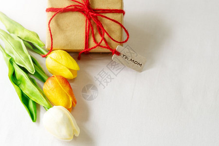 礼物展示白色的快乐母亲节概念礼盒和花纸标签图片