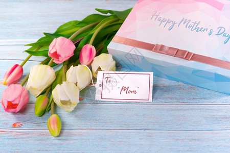 假期快乐的母亲节概念礼盒和花纸标签丝带的图片
