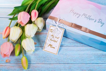 浪漫的美丽快乐母亲节概念礼盒和花纸标签父亲图片